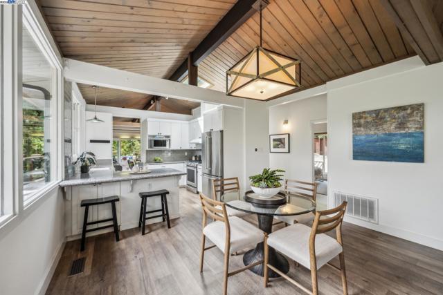 589 TAHOS ROAD, Orinda CA: https://media.crmls.org/mediaz/e17ff65f-5a71-452e-adba-2e439bd9ff79.jpg