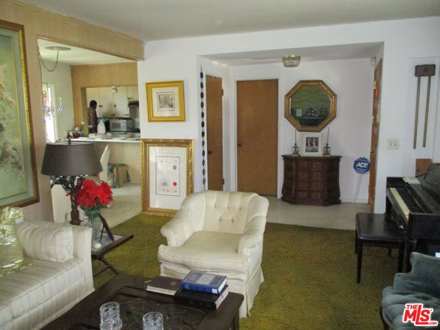 10421 S 1st Avenue, Inglewood CA: https://media.crmls.org/mediaz/e180310f-ac9f-4db6-bcdf-97dbc9d5aae7.jpg