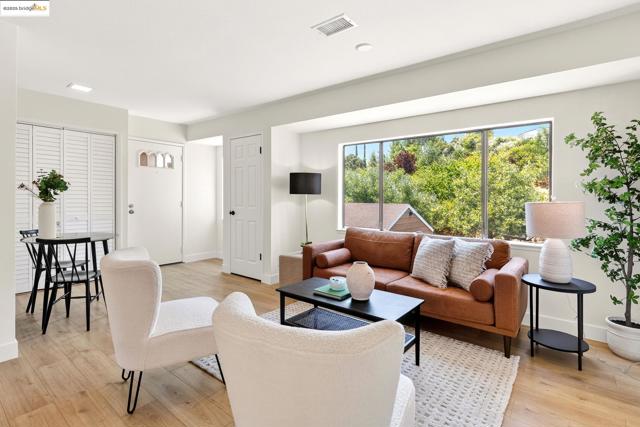 221 Village Pl, Martinez CA: https://media.crmls.org/mediaz/e182a005-3b49-4710-b380-bfe2f72e45cd.jpg