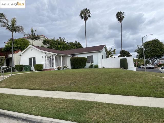 1136 S Ridgeley, Los Angeles CA: https://media.crmls.org/mediaz/e1847cdf-c286-4a97-8453-d1ec8e2d913b.jpg