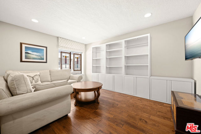 1490 Palisades Drive, Pacific Palisades CA: https://media.crmls.org/mediaz/e184875b-ac3b-4a0a-8207-119af0f1f047.jpg