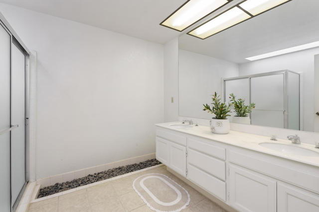 179 Las Lomas, Palm Desert CA: https://media.crmls.org/mediaz/e184b5b2-4fda-4337-9291-31ad228f38a3.jpg