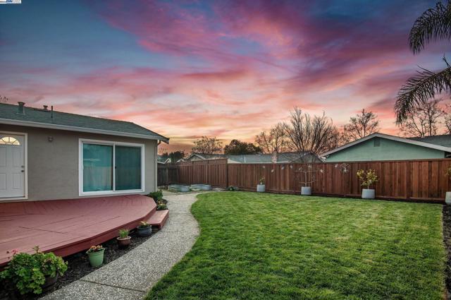 6767 Taffy Ct, Pleasanton CA: https://media.crmls.org/mediaz/e18554de-c7bf-4f4b-93b4-c04b4c58ca8e.jpg