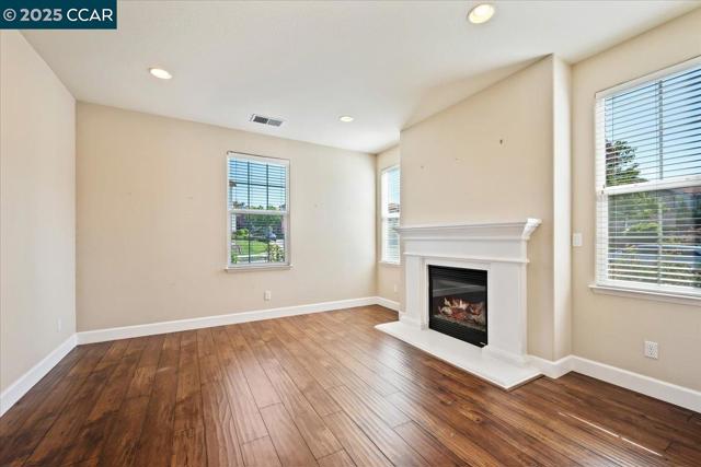 2901 Embleton Ln, San Ramon CA: https://media.crmls.org/mediaz/e185d14d-5d9b-4f3b-b847-c21b4b8fd57b.jpg
