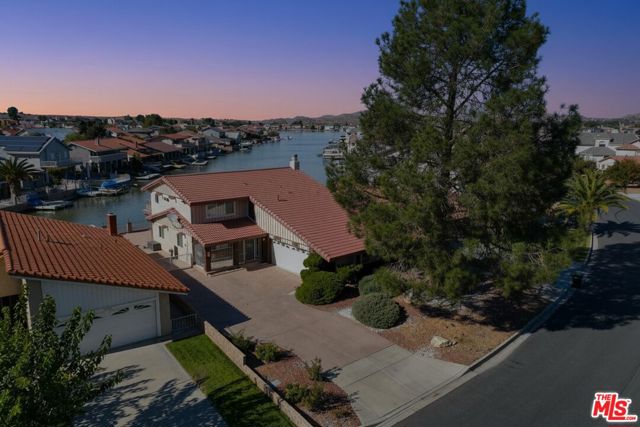 18032 Mariner Drive, Victorville CA: https://media.crmls.org/mediaz/e1868dcb-55f7-4e00-afe3-c300e063b147.jpg