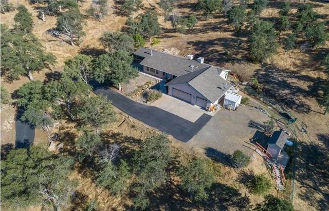 41508 Roaring River Court, Coarsegold CA: https://media.crmls.org/mediaz/e186cdab-92c0-4031-9764-582d4c6d228c.jpg