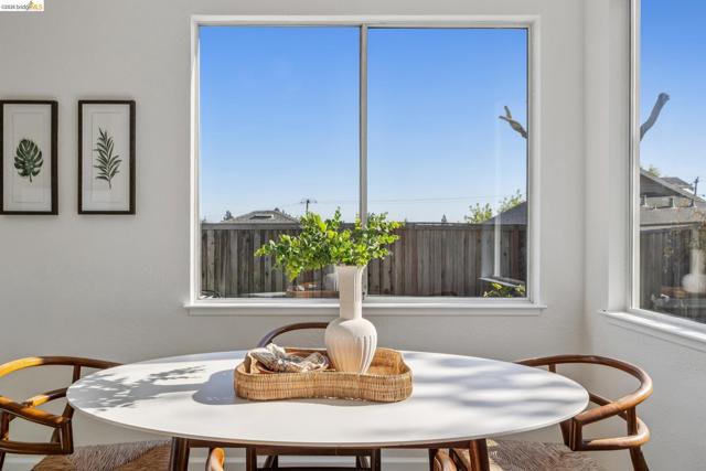 2004 Fries Ct, Martinez CA: https://media.crmls.org/mediaz/e186e067-90f5-4935-a475-116bb7a71b82.jpg