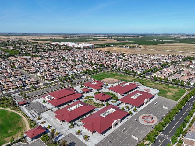 410 E Redberry Place, Mountain House CA: https://media.crmls.org/mediaz/e186e154-b611-46d1-947c-faee20b36331.jpg
