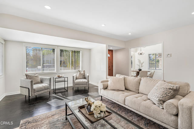 Detail Gallery Image 4 of 37 For 15233 Camarillo St, Sherman Oaks,  CA 91403 - 5 Beds | 4 Baths