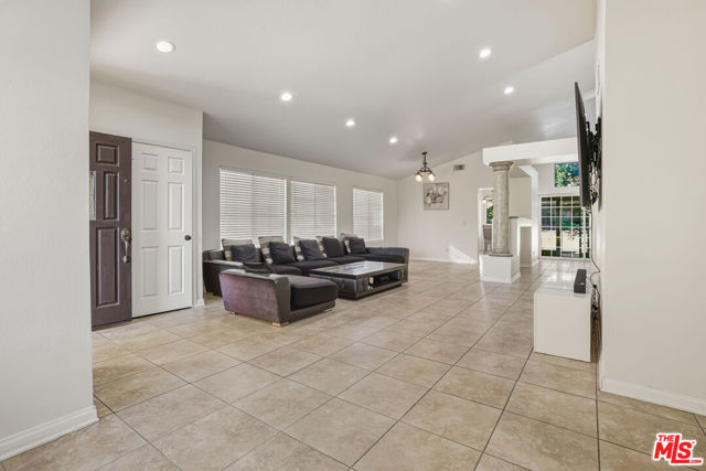 2538 Lowell Court, Simi Valley CA: https://media.crmls.org/mediaz/e187762b-bea5-4baa-97d9-953e25c04db3.jpg