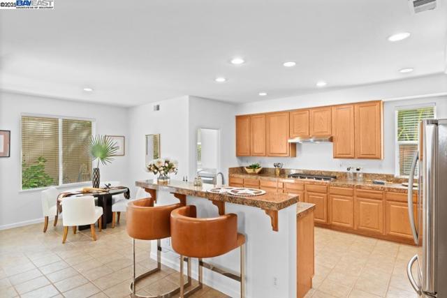 1525 Whispering Oaks Way, Pleasanton CA: https://media.crmls.org/mediaz/e1877dad-9330-4328-81ed-c0913b19ecab.jpg