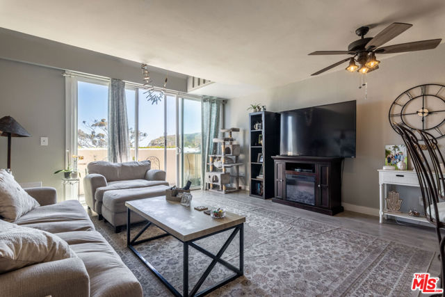 23901 Civic Center Way, Malibu CA: https://media.crmls.org/mediaz/e1883094-11e4-4af2-9a3a-4bc4b95e120f.jpg
