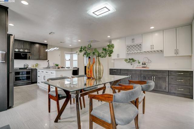 Image 13 of 43 For 39143 Donner Way