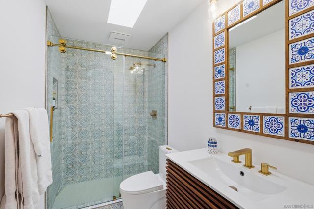 1047 Highland Dr, Del Mar CA: https://media.crmls.org/mediaz/e1890195-04b9-4e17-9d1c-939a638d7f01.jpg