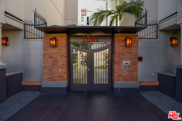 1331 Amherst Avenue, Los Angeles CA: https://media.crmls.org/mediaz/e1897a6a-837c-4382-84fe-97b4af5a8d96.jpg