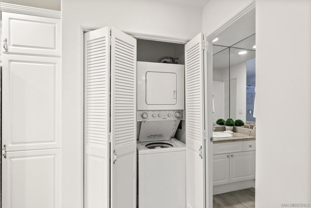 https://media.crmls.org/mediaz/e189bd31-ba0d-455c-bdf5-642329f52a2a.jpg?preset=X-Large