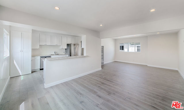 635 WESTMINSTER Avenue, Venice CA: https://media.crmls.org/mediaz/e18ad1fa-cc6f-44c4-a30c-51fedce51379.jpg
