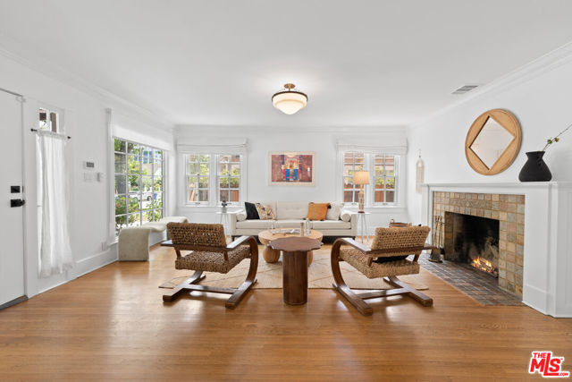 607 S Orange Drive, Los Angeles CA: https://media.crmls.org/mediaz/e18af3ba-354e-4b41-9323-6073c60371b0.jpg