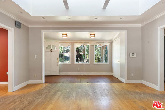 15410 Wyandotte Street photo 8