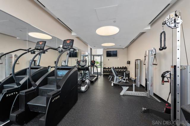 550 15Th St, San Diego CA: https://media.crmls.org/mediaz/e18b31b9-507d-476b-8123-8217e15e2ce8.jpg