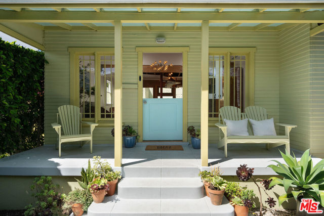 2311 Glencoe Avenue, Venice CA: https://media.crmls.org/mediaz/e18b805c-acd0-4b3d-9e03-239511debb84.jpg