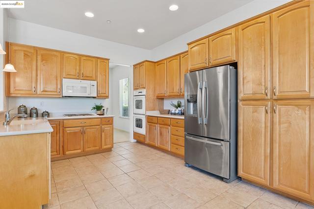 551 Quindell Way, Brentwood CA: https://media.crmls.org/mediaz/e18b9702-8cec-44cd-9f8c-5856ad22e189.jpg