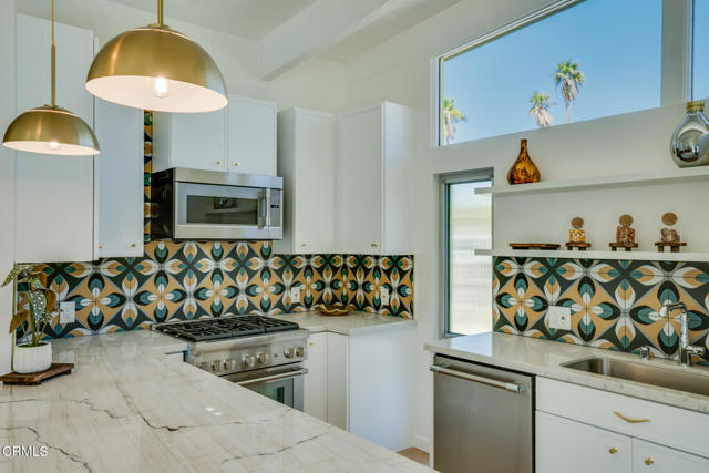 2839 N Davis Way, Palm Springs CA: https://media.crmls.org/mediaz/e18dc21f-c000-4cd2-8a90-bed1459a9238.jpg
