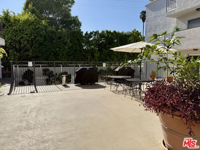 837 N West Knoll Drive, West Hollywood CA: https://media.crmls.org/mediaz/e18ead38-29b7-4e86-a985-5191dfe381a4.jpg
