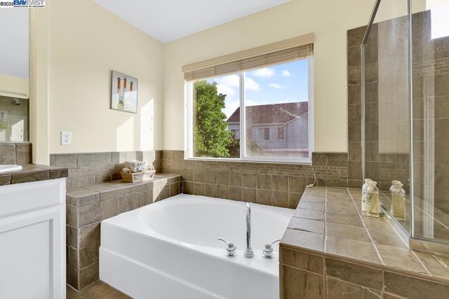 436 Wood Glen Dr, Richmond CA: https://media.crmls.org/mediaz/e18ef3b3-bac1-4431-a222-0e1a01ea82e1.jpg
