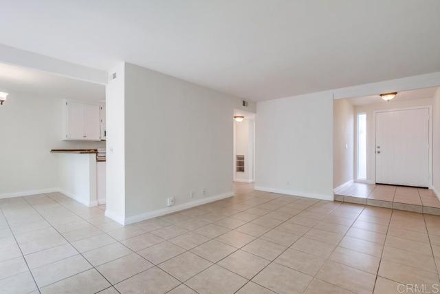 8037 Caminito Mallorca, La Jolla CA: https://media.crmls.org/mediaz/e18f4dda-f200-4c10-9d9a-d5f21d1d7666.jpg