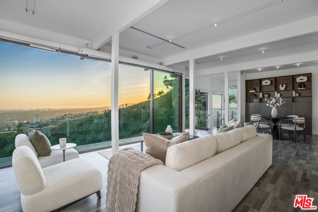 8506 Magnolia Drive, Los Angeles CA: https://media.crmls.org/mediaz/e18fb12b-790e-4626-974e-9f7dec96750d.jpg