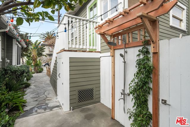 2704 3rd Street, Santa Monica CA: https://media.crmls.org/mediaz/e190c6aa-367e-43f5-ae33-068bc6ca25e5.jpg
