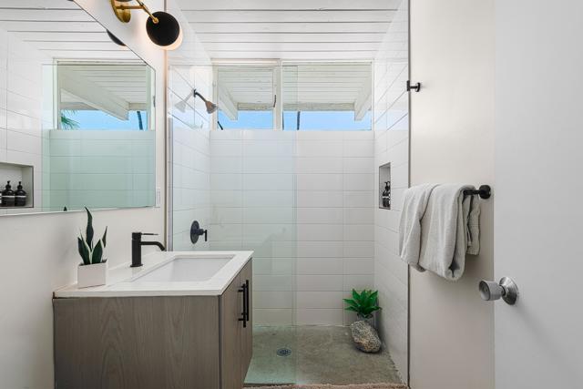 633 S Canon Drive, Palm Springs CA: https://media.crmls.org/mediaz/e190d7f5-70d2-45b9-814a-aeb0cbd4ec9b.jpg