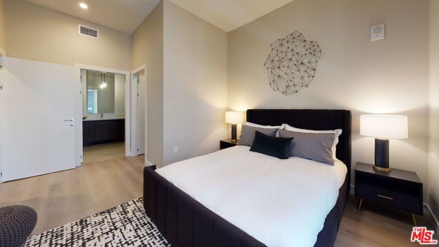 520 N Central Avenue, Glendale CA: https://media.crmls.org/mediaz/e190fc55-8abc-4562-a978-4825c0bd1c76.jpg