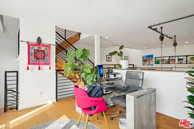 815 Hampton Drive, Venice CA: https://media.crmls.org/mediaz/e1911bb7-4b29-47d4-84d3-5a9af1b36a53.jpg