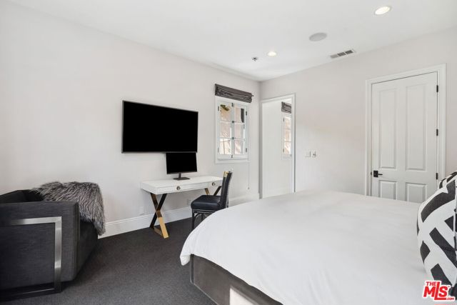 1600 Clear View Drive,  CA: https://media.crmls.org/mediaz/e191d64c-e1d0-41a1-a66c-25ad6825dc0f.jpg