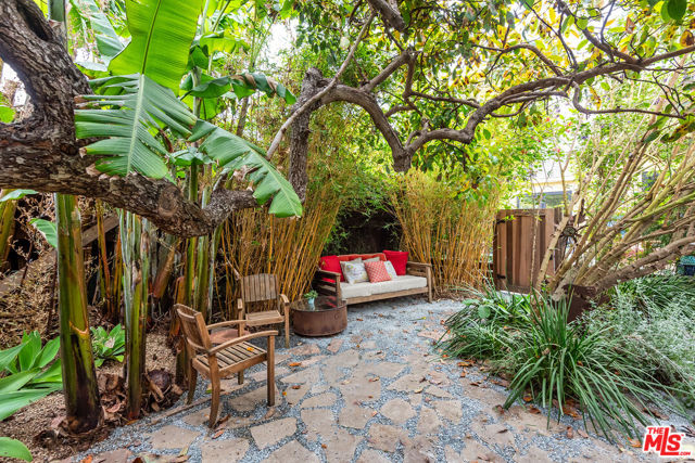 3761 Ashwood Avenue, Los Angeles CA: https://media.crmls.org/mediaz/e1920bda-d882-4d09-9df7-12aea60aad00.jpg