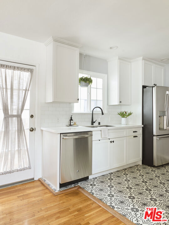 8460 Kirkwood Drive, Los Angeles CA: https://media.crmls.org/mediaz/e192c579-959d-4a59-9ab5-43714ba51aa3.jpg