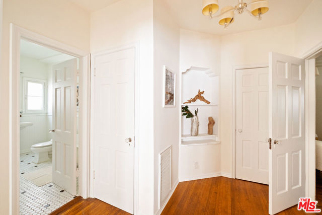 363 S Doheny Drive, Beverly Hills CA: https://media.crmls.org/mediaz/e1939f65-85f9-4c46-b322-5ca06aa4d59c.jpg