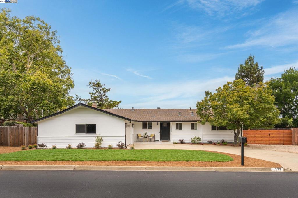 1377 El Camino Dr