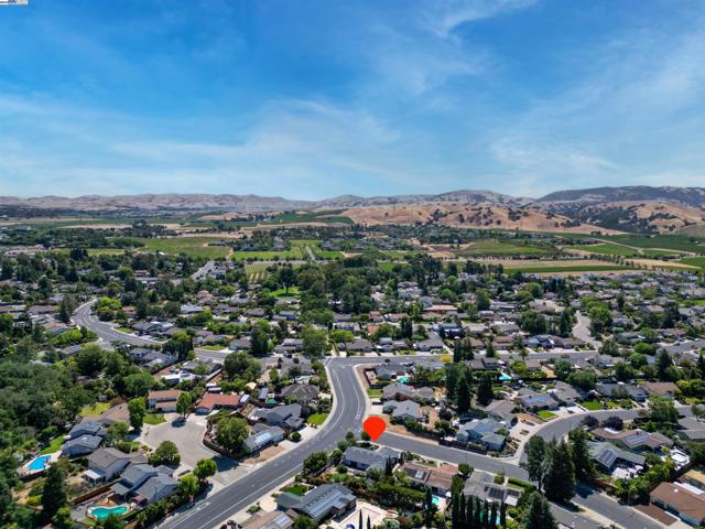 1492 Windsor Way, Livermore CA: https://media.crmls.org/mediaz/e194079a-6a5a-43b8-8a00-9ef3e3a37d1a.jpg