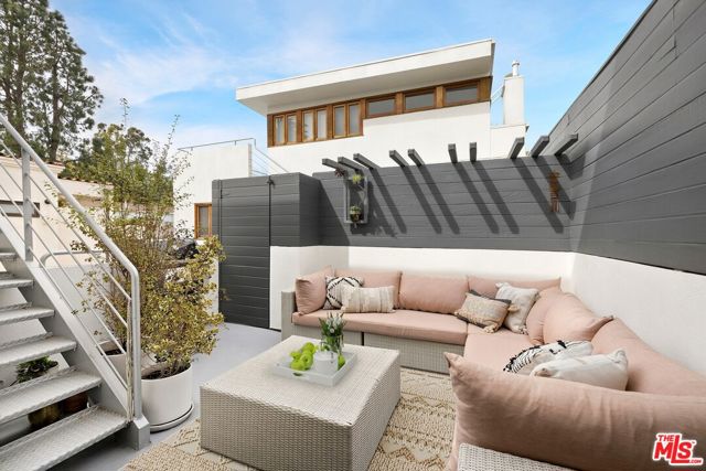 505 Pier Avenue, Santa Monica CA: https://media.crmls.org/mediaz/e1940e8a-8f4d-41e8-b1c0-985ecbf2dbaa.jpg