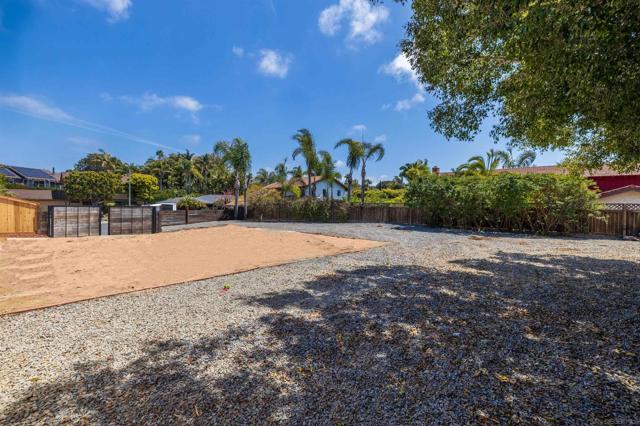 722 Piedras Oro Calle, Encinitas CA: https://media.crmls.org/mediaz/e1961b64-9046-4278-9959-f83e1dd1e956.jpg