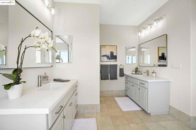 661 Via Rialto, Oakland CA: https://media.crmls.org/mediaz/e196b1fb-14ef-4778-995b-3f8d289df18c.jpg