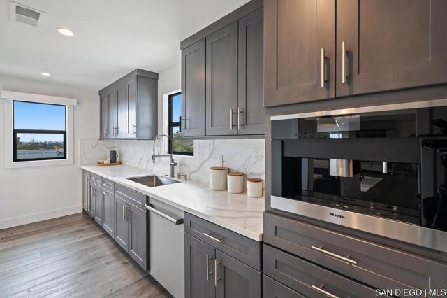 1170 Chinquapin AVE, Carlsbad CA: https://media.crmls.org/mediaz/e196f7da-db95-43ea-8a22-082d282f2018.jpg