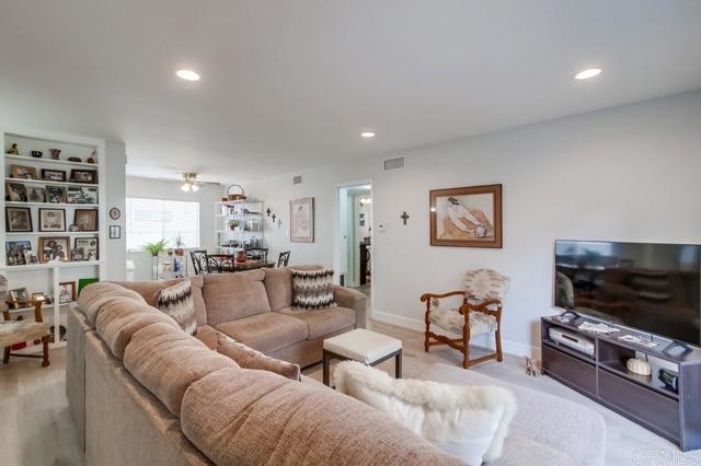 Detail Gallery Image 6 of 22 For 6927 Amherst #2,  San Diego,  CA 92115 - 2 Beds | 2 Baths