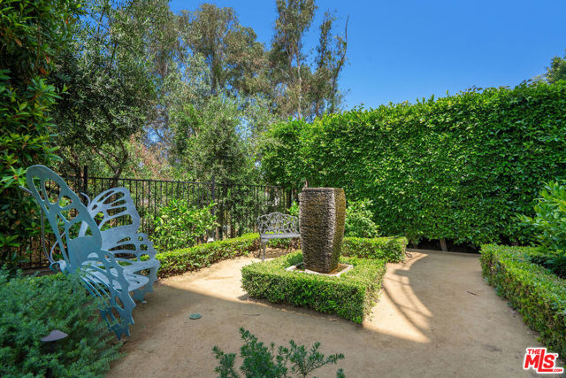 441 S Barrington Avenue, Los Angeles CA: https://media.crmls.org/mediaz/e1980888-7229-4425-b648-ddb751056551.jpg