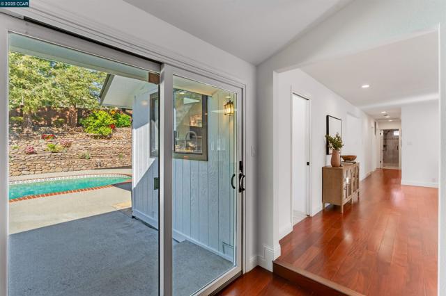 2424 San Miguel Dr, Walnut Creek CA: https://media.crmls.org/mediaz/e198caee-163a-4080-89fa-ded8b41a84ac.jpg