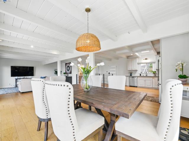2323 Mastlands Dr, Oakland CA: https://media.crmls.org/mediaz/e1990ee6-cbf6-4549-942a-573105628536.jpg