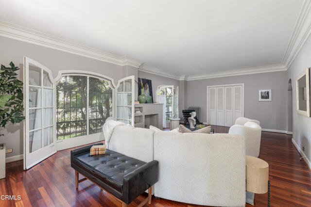 80 N Euclid Avenue, Pasadena CA: https://media.crmls.org/mediaz/e199ce4a-cbfc-4d13-9f5f-13e9bfdce95c.jpg